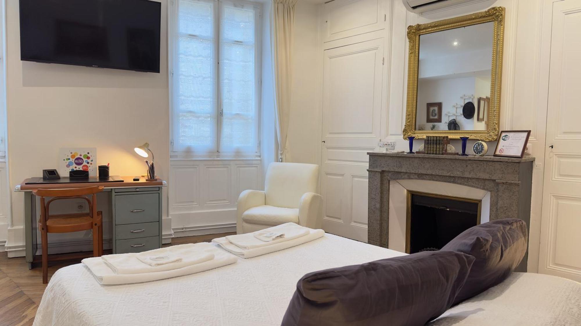 Chambre De Charme Au Coeur Du Vieux Valence - Confort & Calme Εξωτερικό φωτογραφία